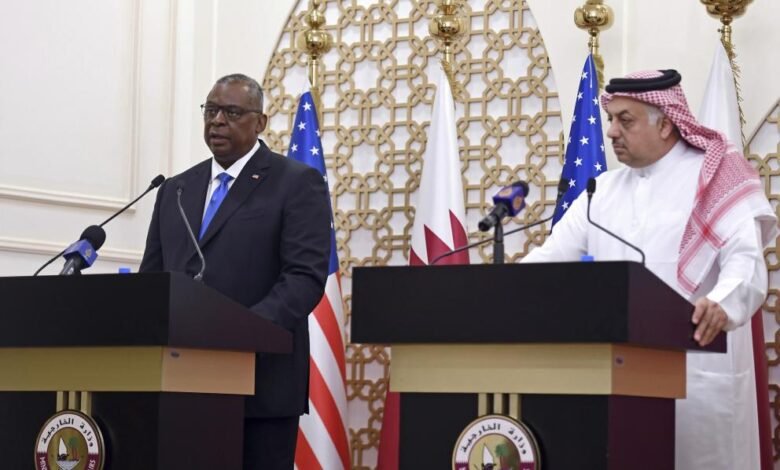 وزيرا دفاع قطر وأمريكا يبحثان تعزيز التعاون بين بلديهما
