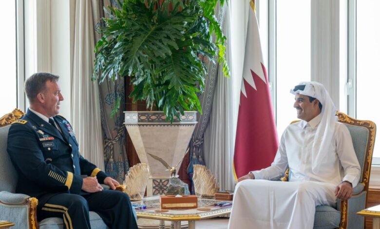 مباحثات عسكرية بين أمير قطر وقائد المركزية الأمريكية