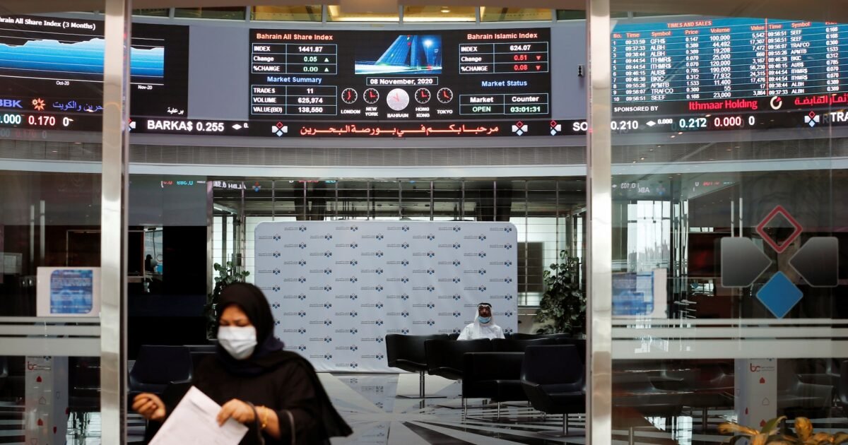 النفط يهبط 2.5% مع إشارات تحسّن تدفقات الشرق الأوسط.. بورصات الخليج متأثرة