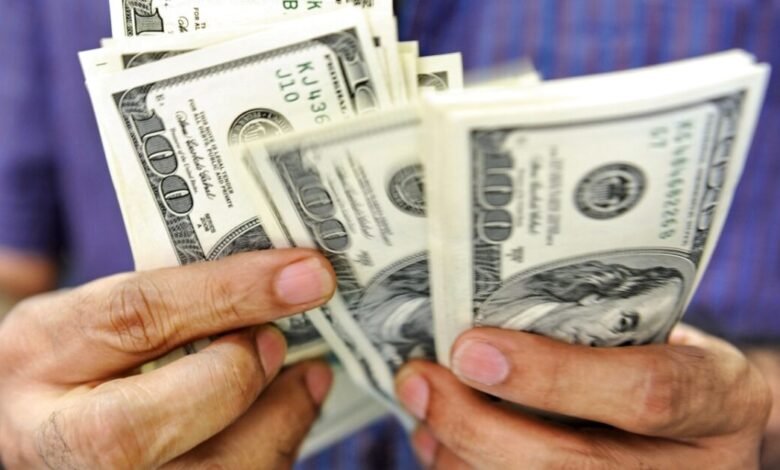 الدولار يرتفع والأسواق تترقب أول رفع للفائدة الأميركية منذ أكثر من عامين