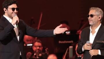 محمد فضل شاكر يصعد مع والده ويشاركه الغناء في حفل الرياض