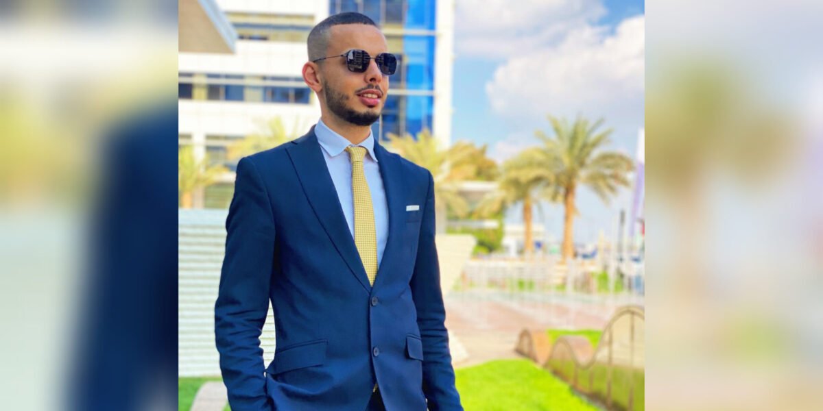 آدم حموري بين قطاع الخدمات والمال